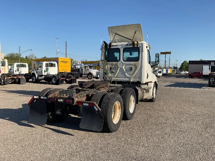 2019 Freightliner Cascadia in Flint, MI — photo 7
