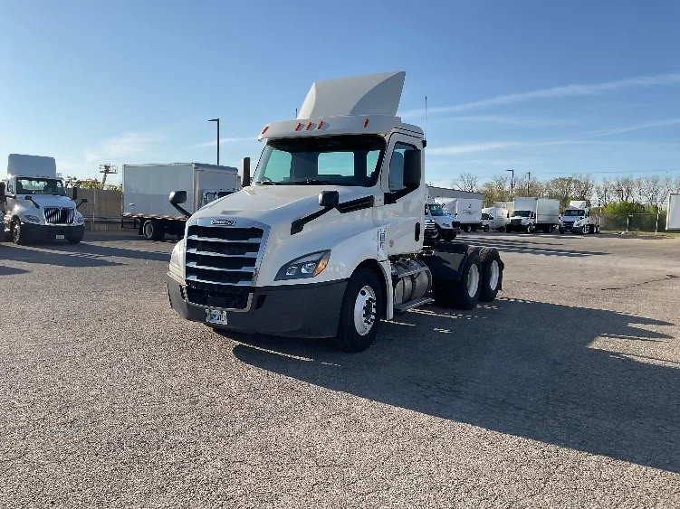 2019 Freightliner Cascadia in Flint, MI — photo 3