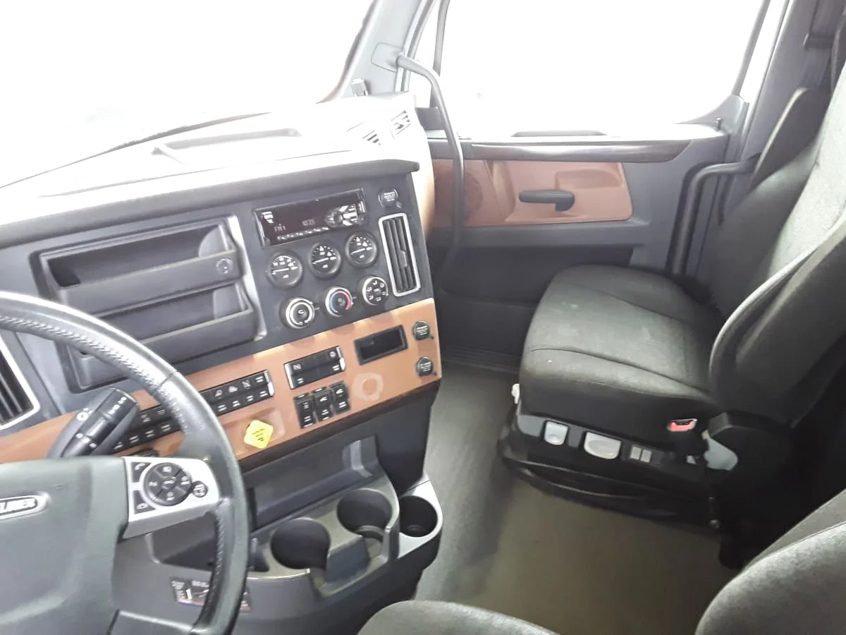2020 Freightliner Cascadia in Hilliard, OH — photo 7