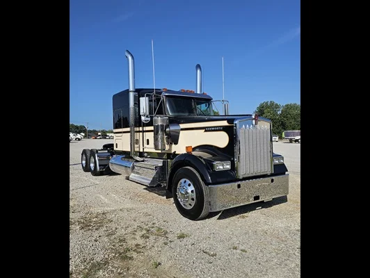 2027 Kenworth W900