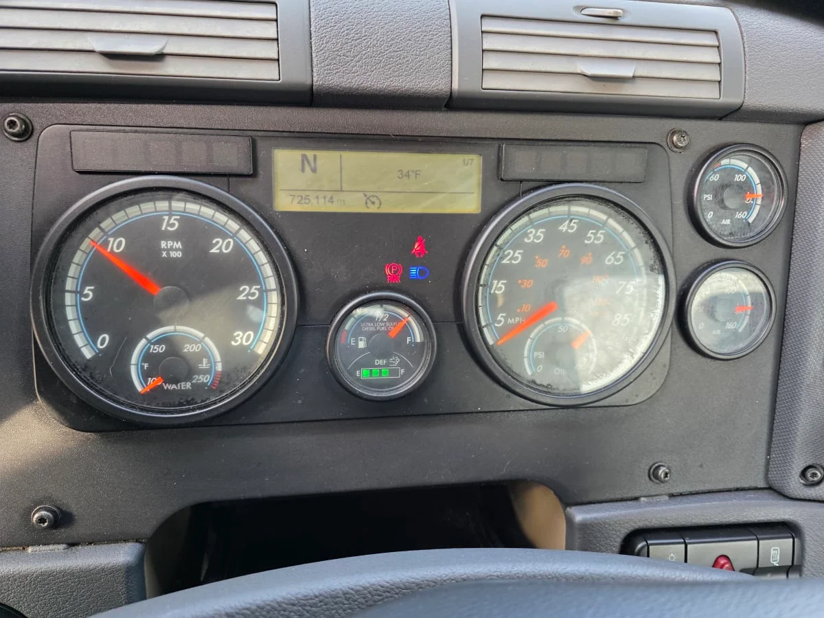 2019 Freightliner Cascadia - image 9