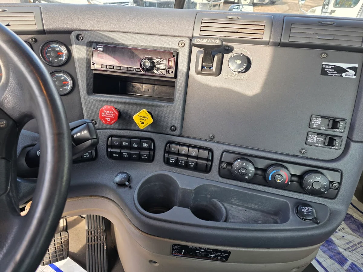 2019 Freightliner Cascadia - image 10