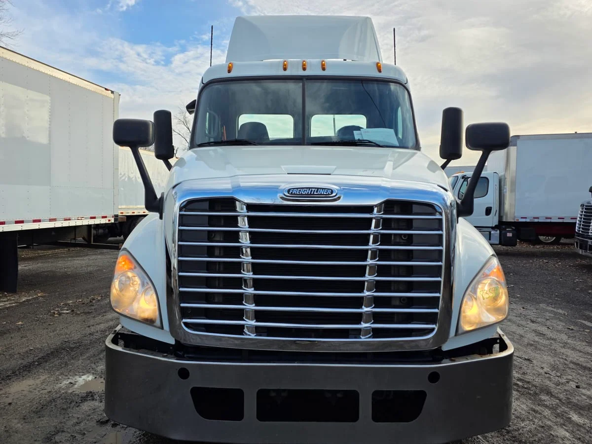 2019 Freightliner Cascadia - image 2