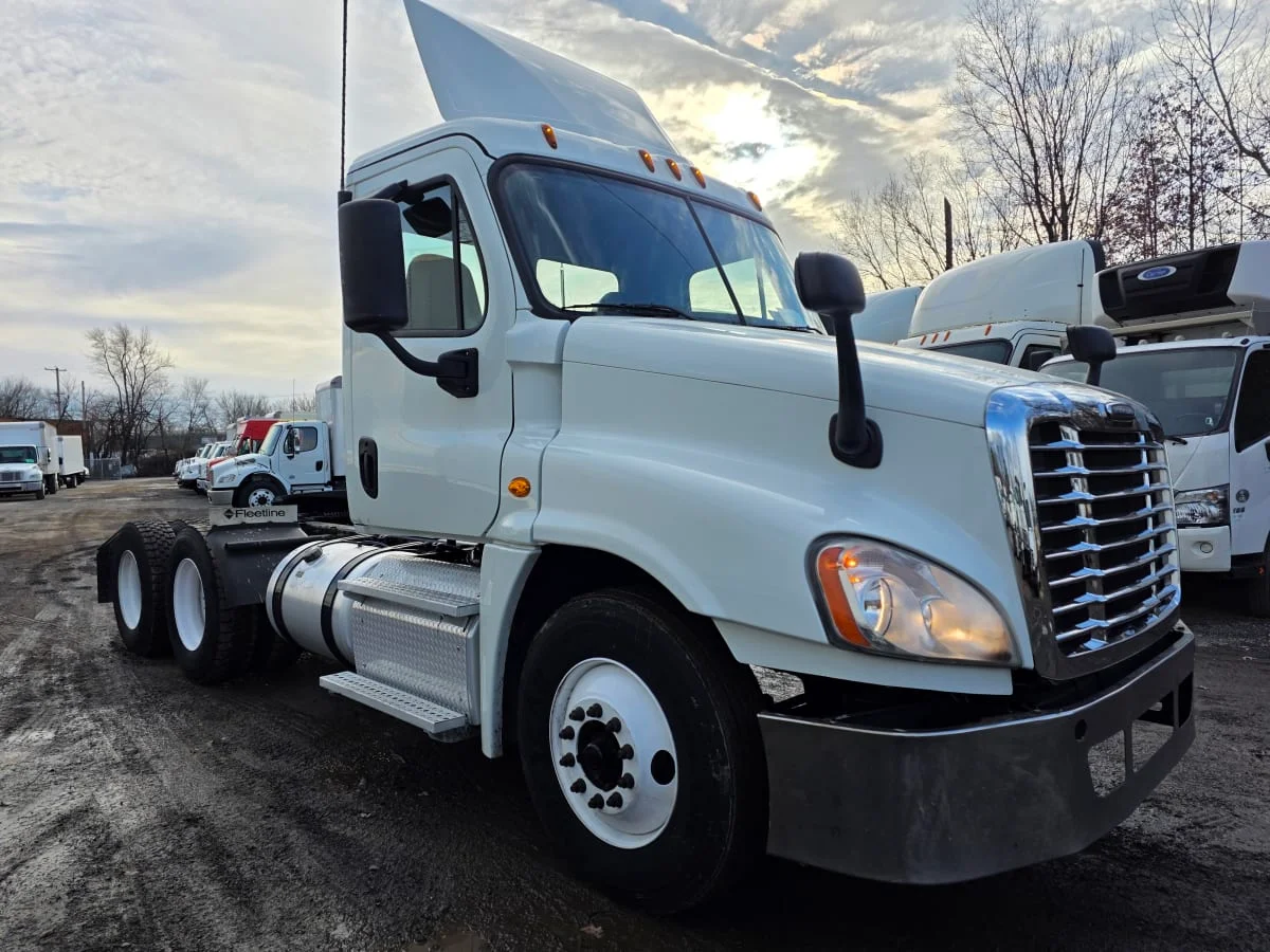 2019 Freightliner Cascadia in Bensalem, PA — photo 3