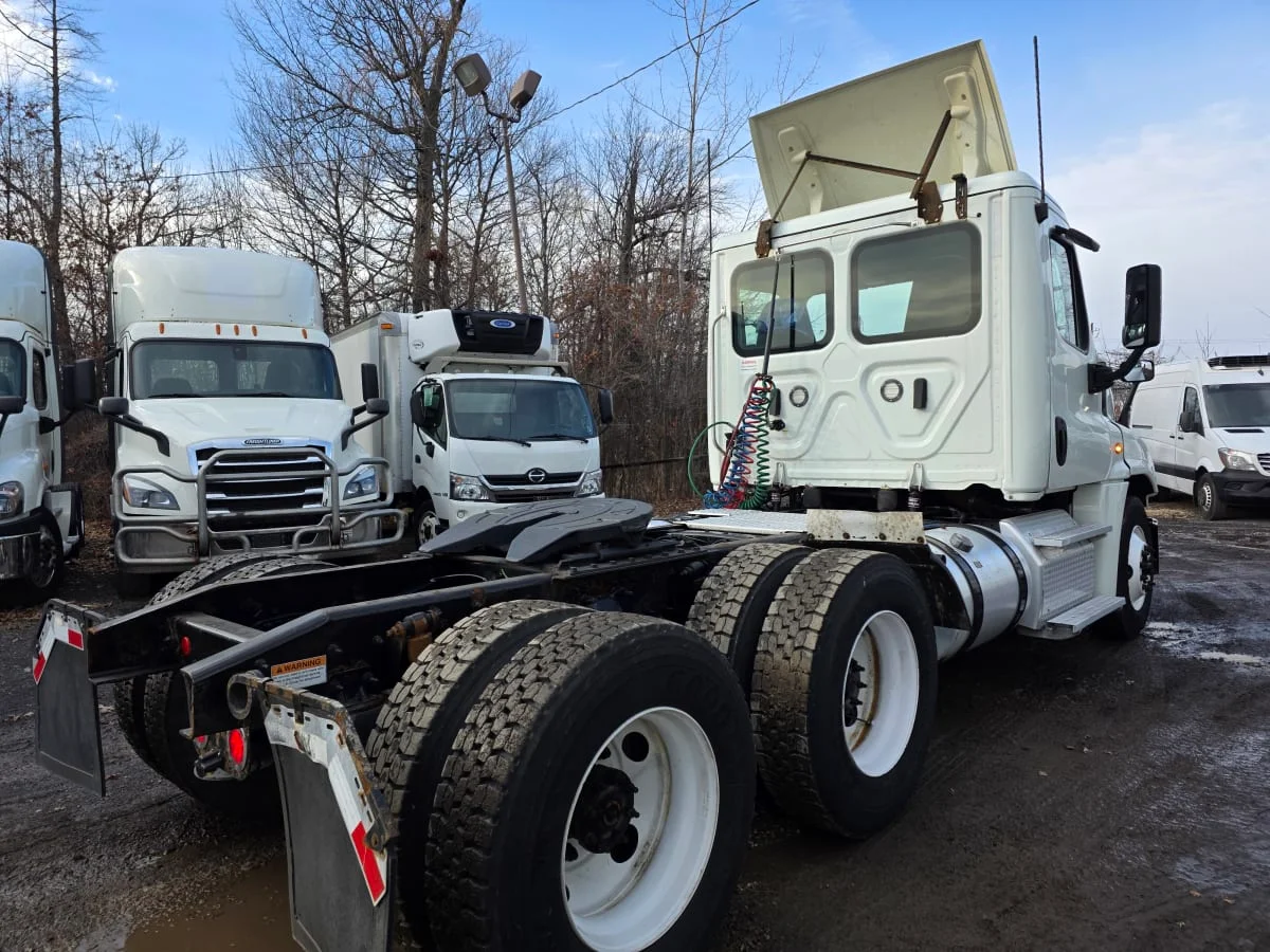 2019 Freightliner Cascadia in Bensalem, PA — photo 4