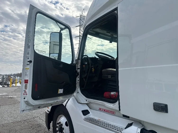 2019 Volvo VNL 760 - image 9