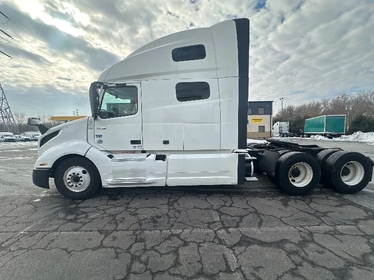 2019 Volvo VNL 760 - image 4