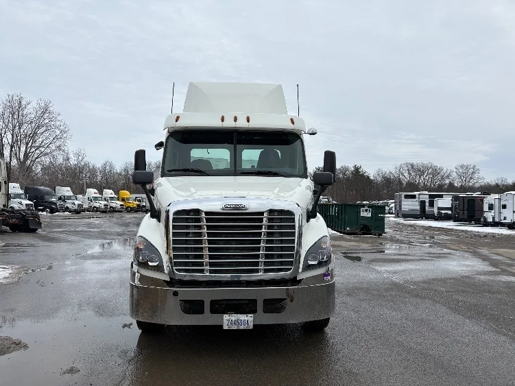 2017 Freightliner Cascadia - image 2