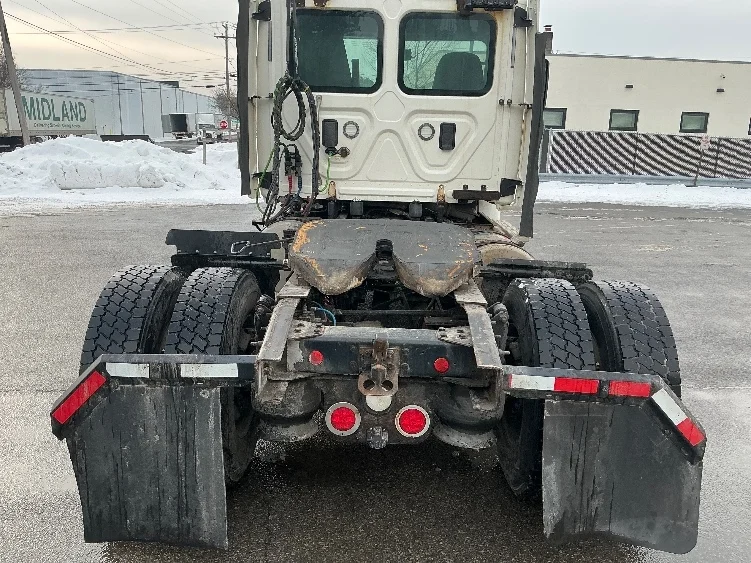 2017 Freightliner Cascadia - image 6