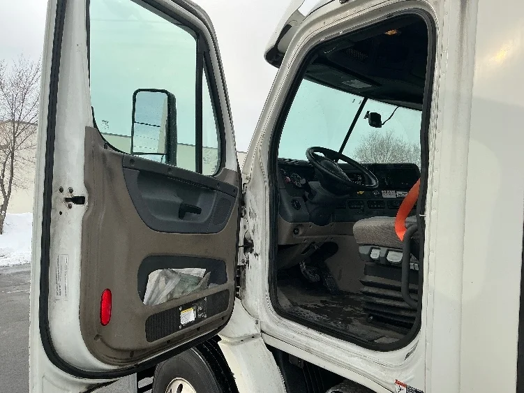 2017 Freightliner Cascadia - image 9