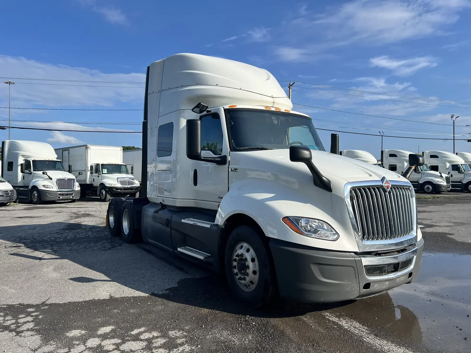 2022 International LT - image 3