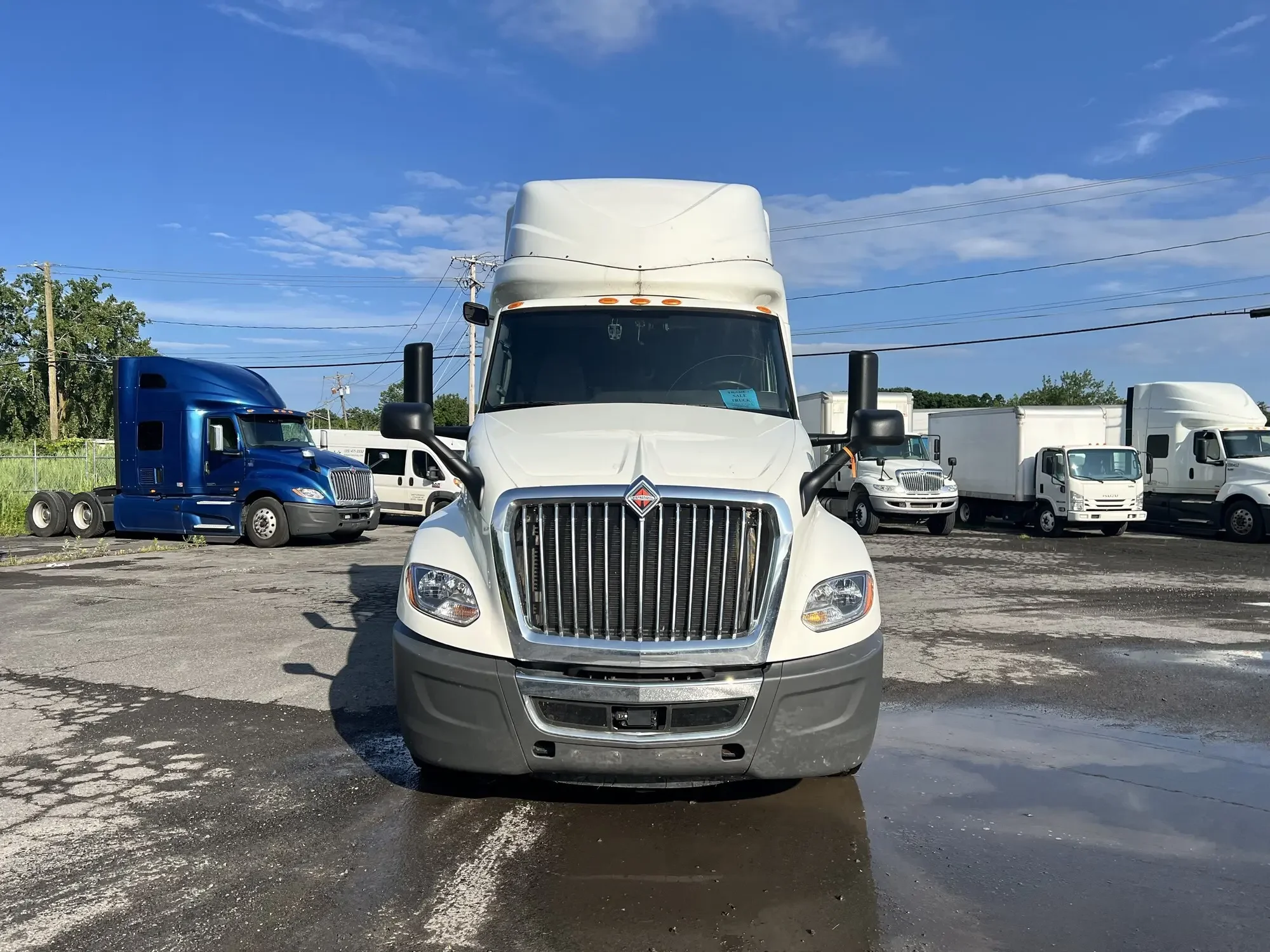 2022 International LT - image 2