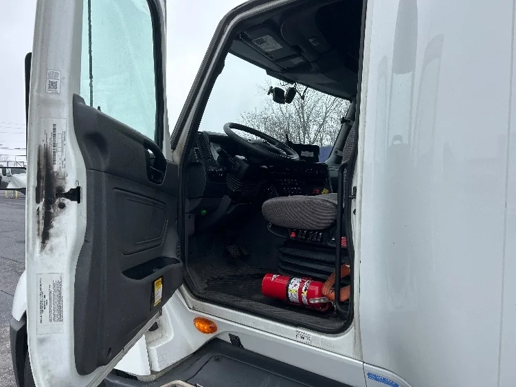 2023 International LT - image 9