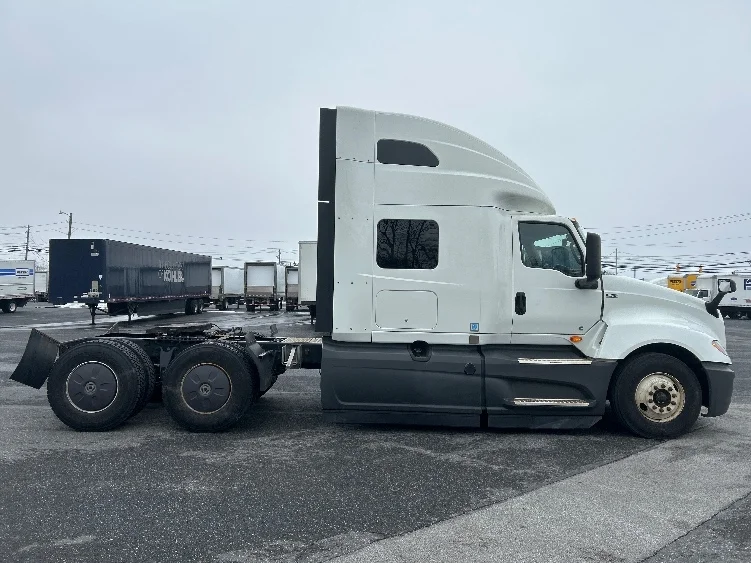 2023 International LT - image 8