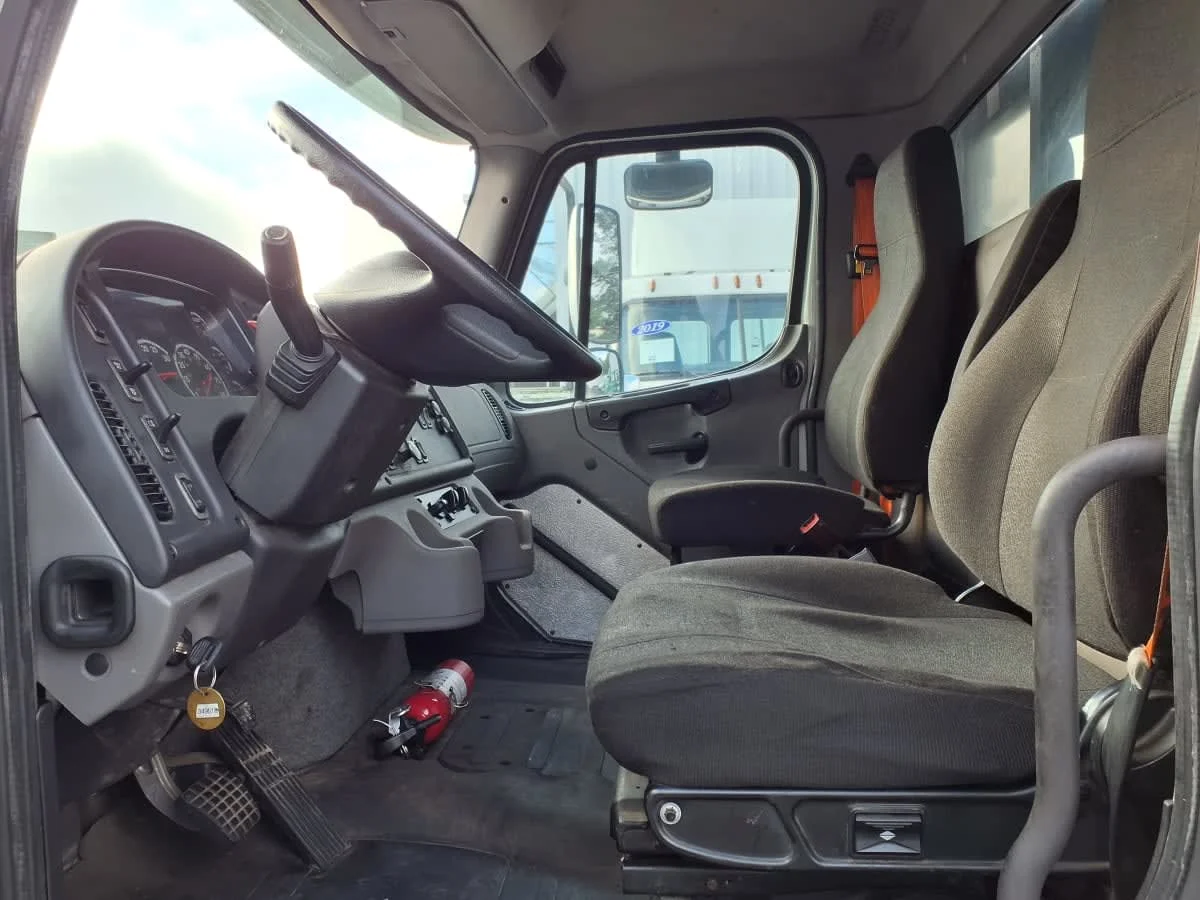 2015 Freightliner M2 106 - image 7