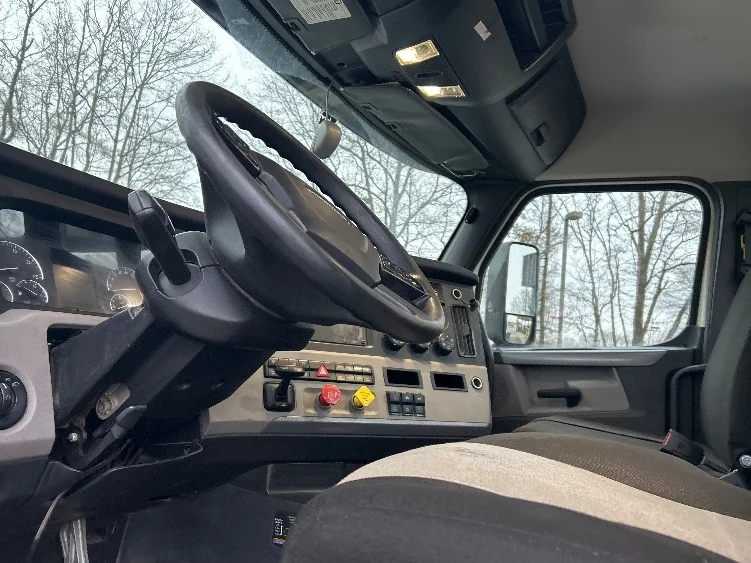 2020 Freightliner Cascadia - image 10