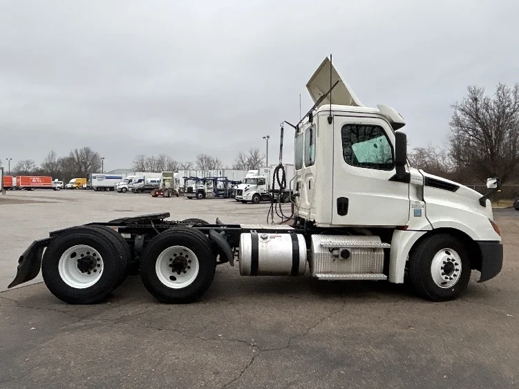 2020 Freightliner Cascadia - image 8