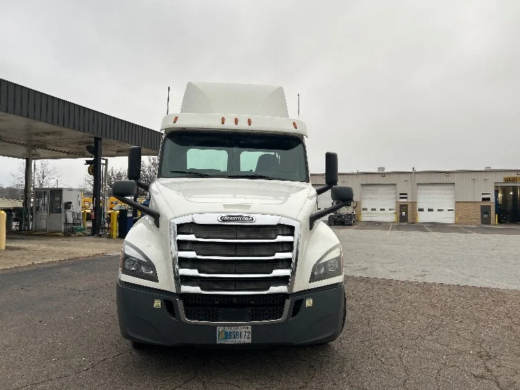 2020 Freightliner Cascadia - image 2