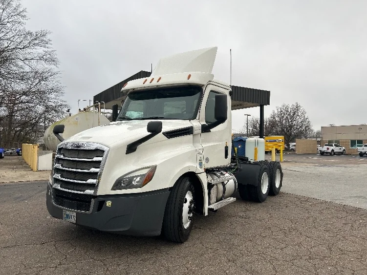 2020 Freightliner Cascadia - image 3