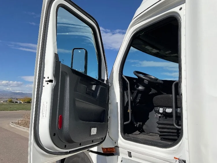 2023 Freightliner Cascadia - image 9