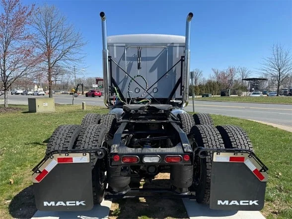 2024 Mack Pinnacle in Gainesville, VA — photo 7