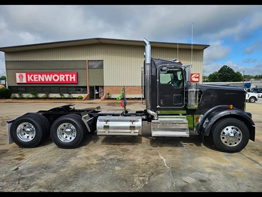 2027 Kenworth W900 in Tupelo, MS — photo 9