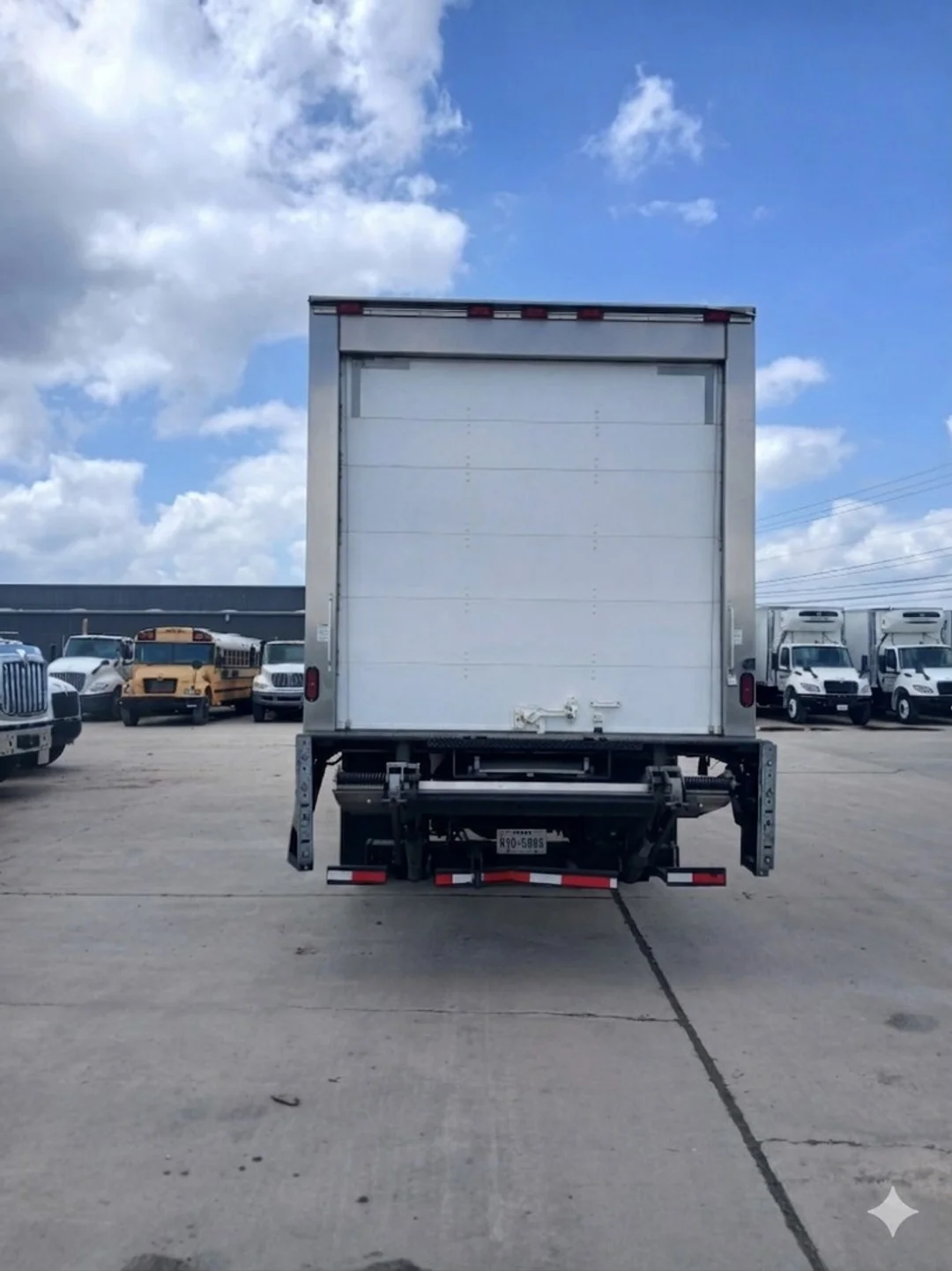 2020 Hino 268 - image 6