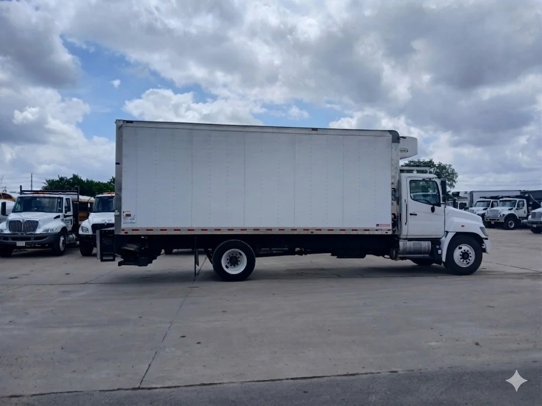 2020 Hino 268 - image 7