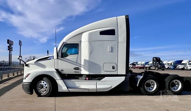 2023 Kenworth T680 in Location: Lithia Springs, GA — photo 4