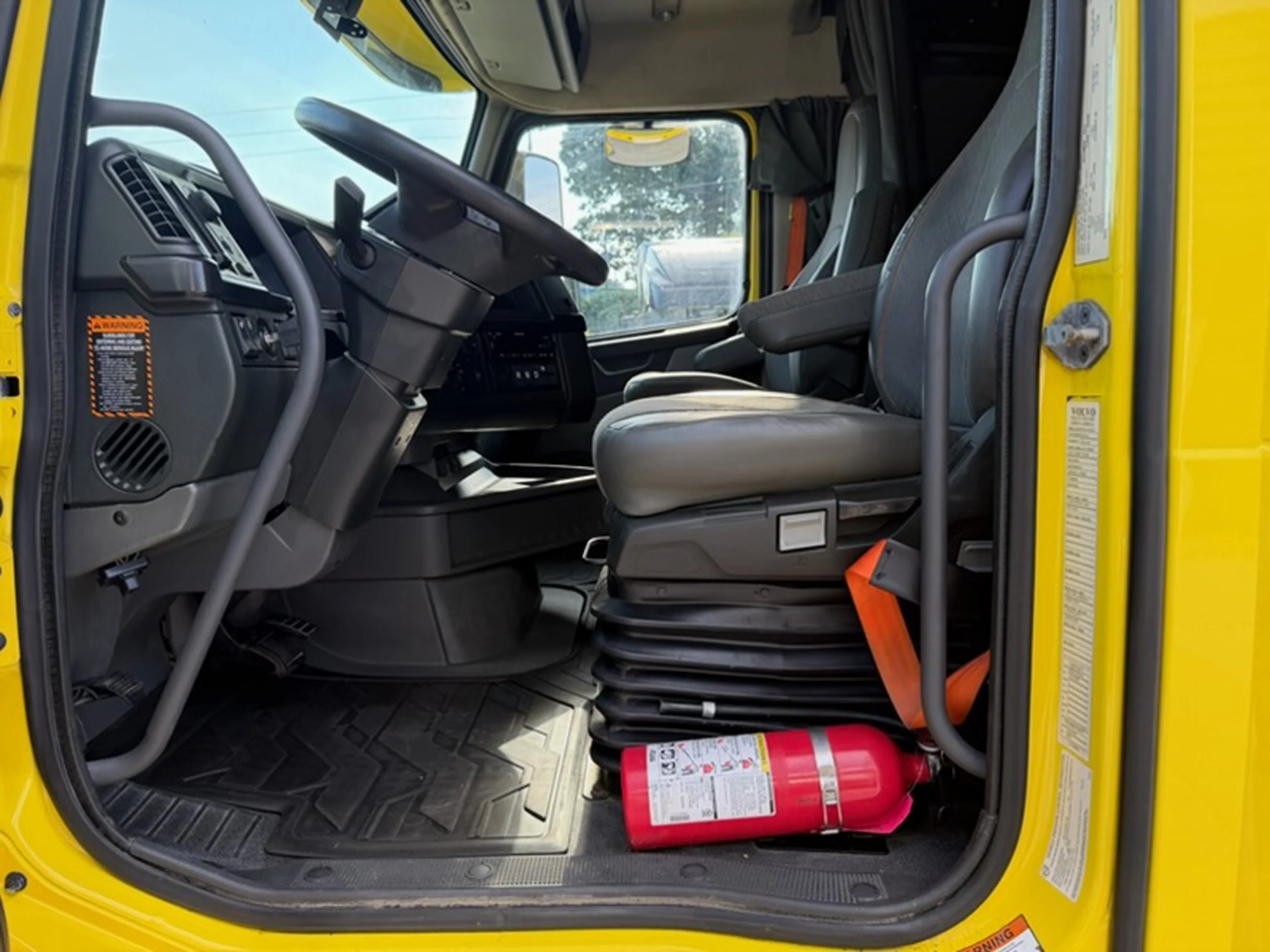 2022 Volvo VNL 860 in Guardian Atlanta — photo 7