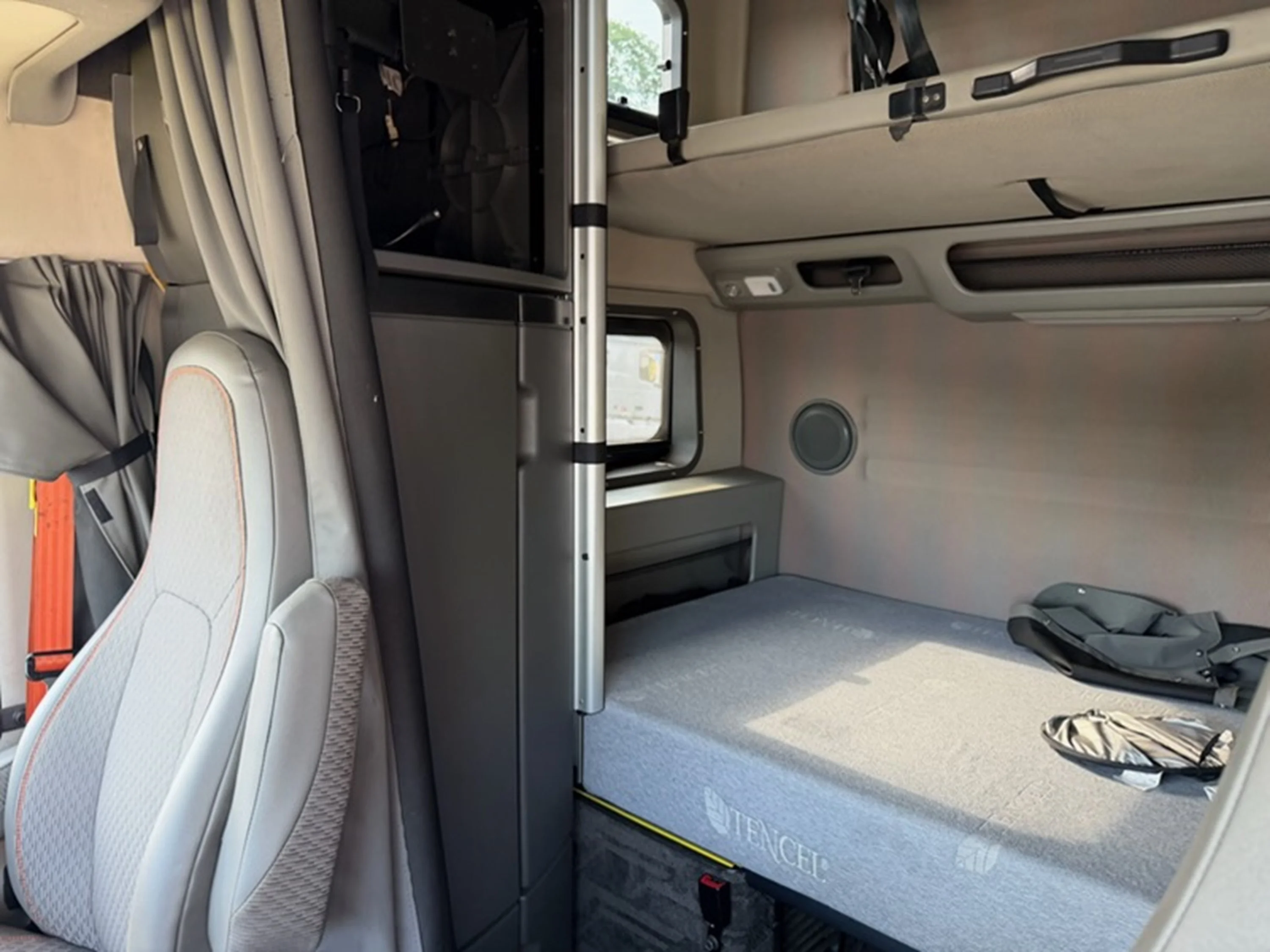 2022 Volvo VNL 860 in Guardian Atlanta — photo 10