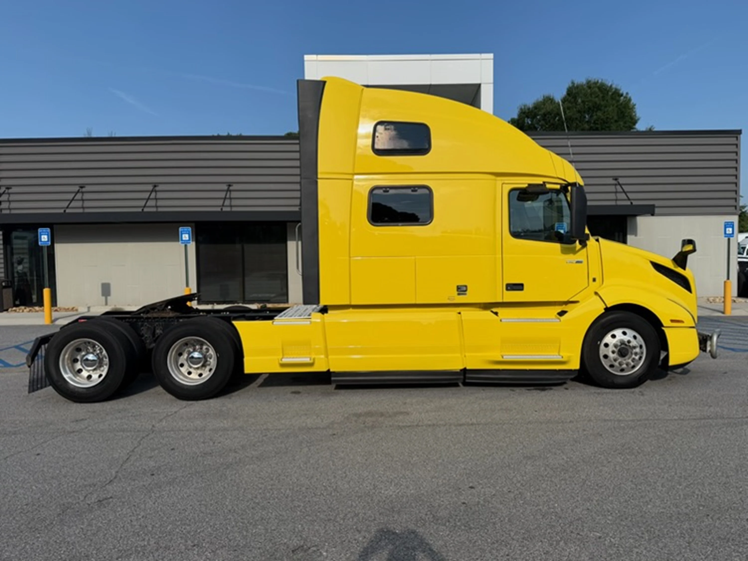 2022 Volvo VNL 860 in Guardian Atlanta — photo 2