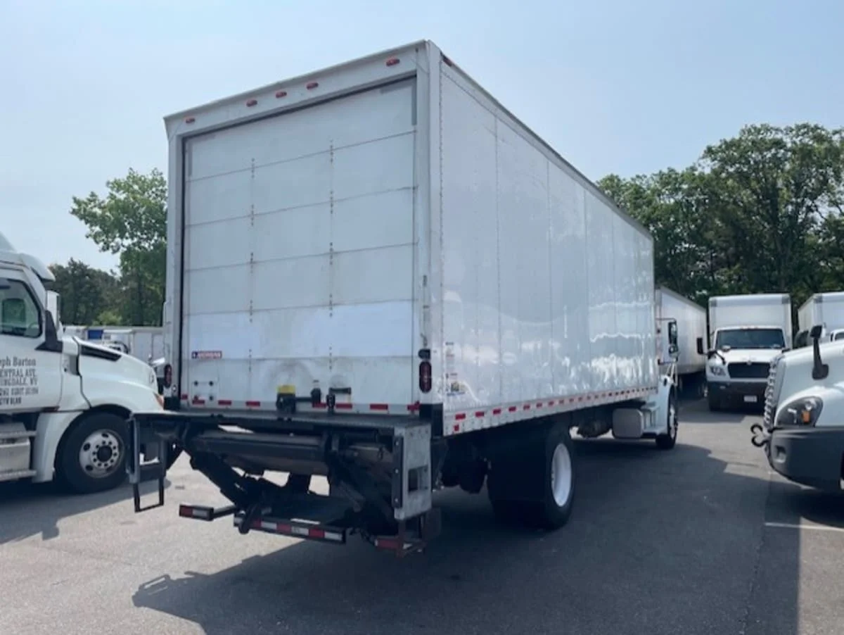 2018 Freightliner M2 106 - image 4