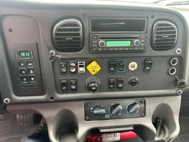 2016 Freightliner M2 106 — photo 10