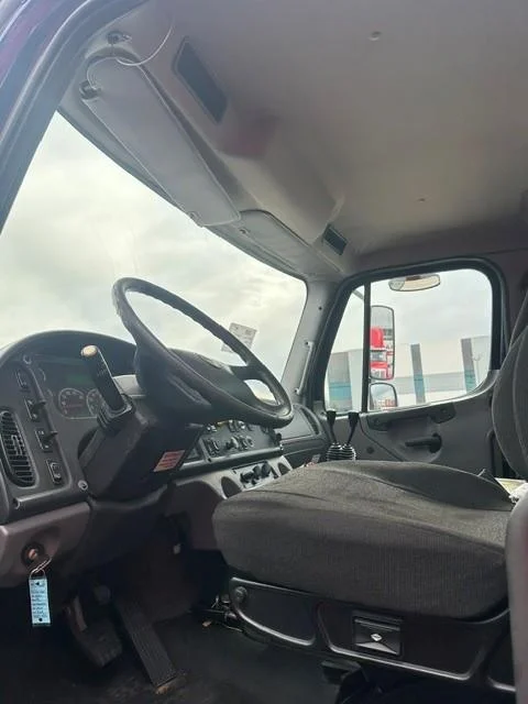 2016 Freightliner M2 106 — photo 3