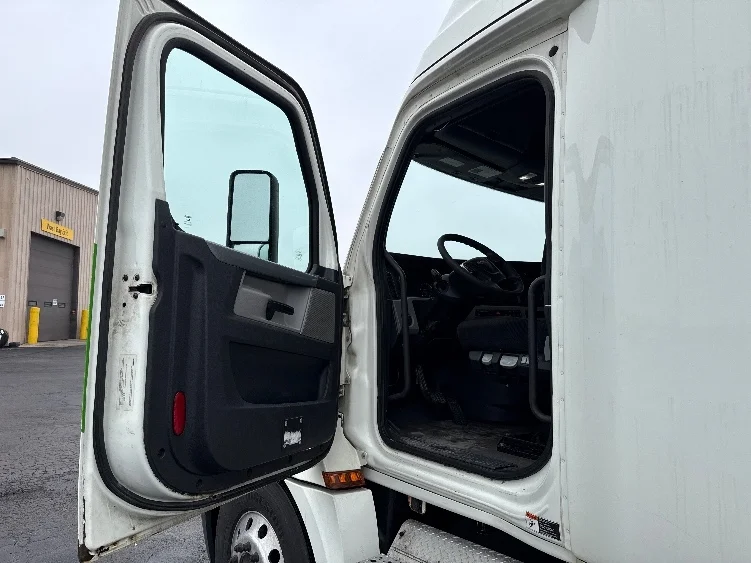 2019 Freightliner Cascadia - image 9