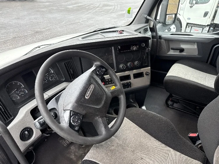 2019 Freightliner Cascadia - image 10