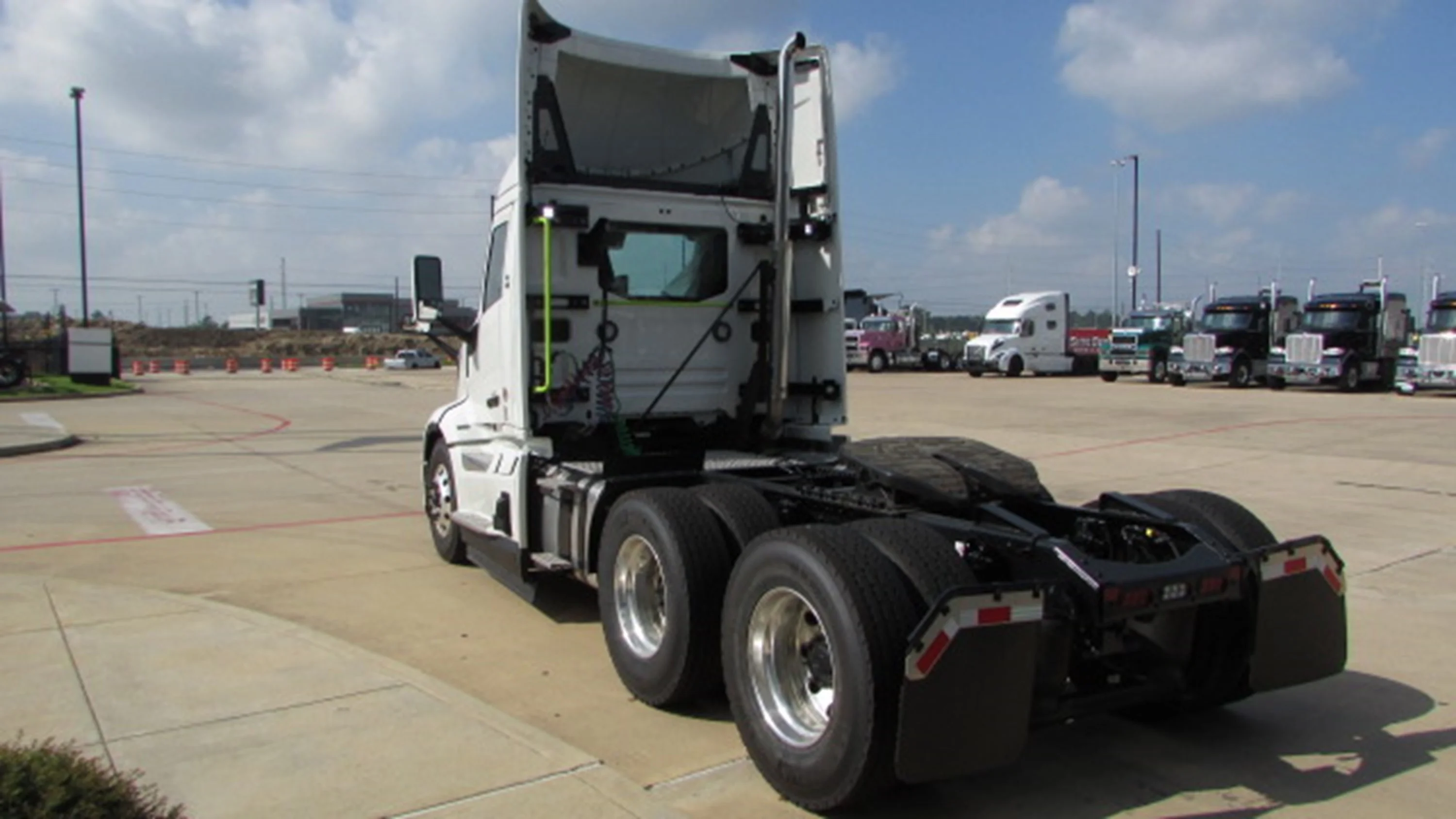 2027 Volvo VNL 300 in Houston, TX — photo 6