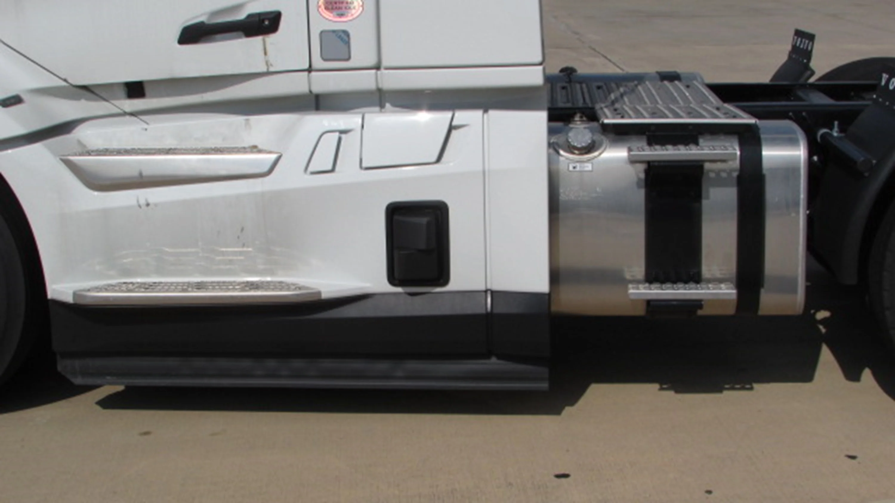 2027 Volvo VNL 300 in Houston, TX — photo 8