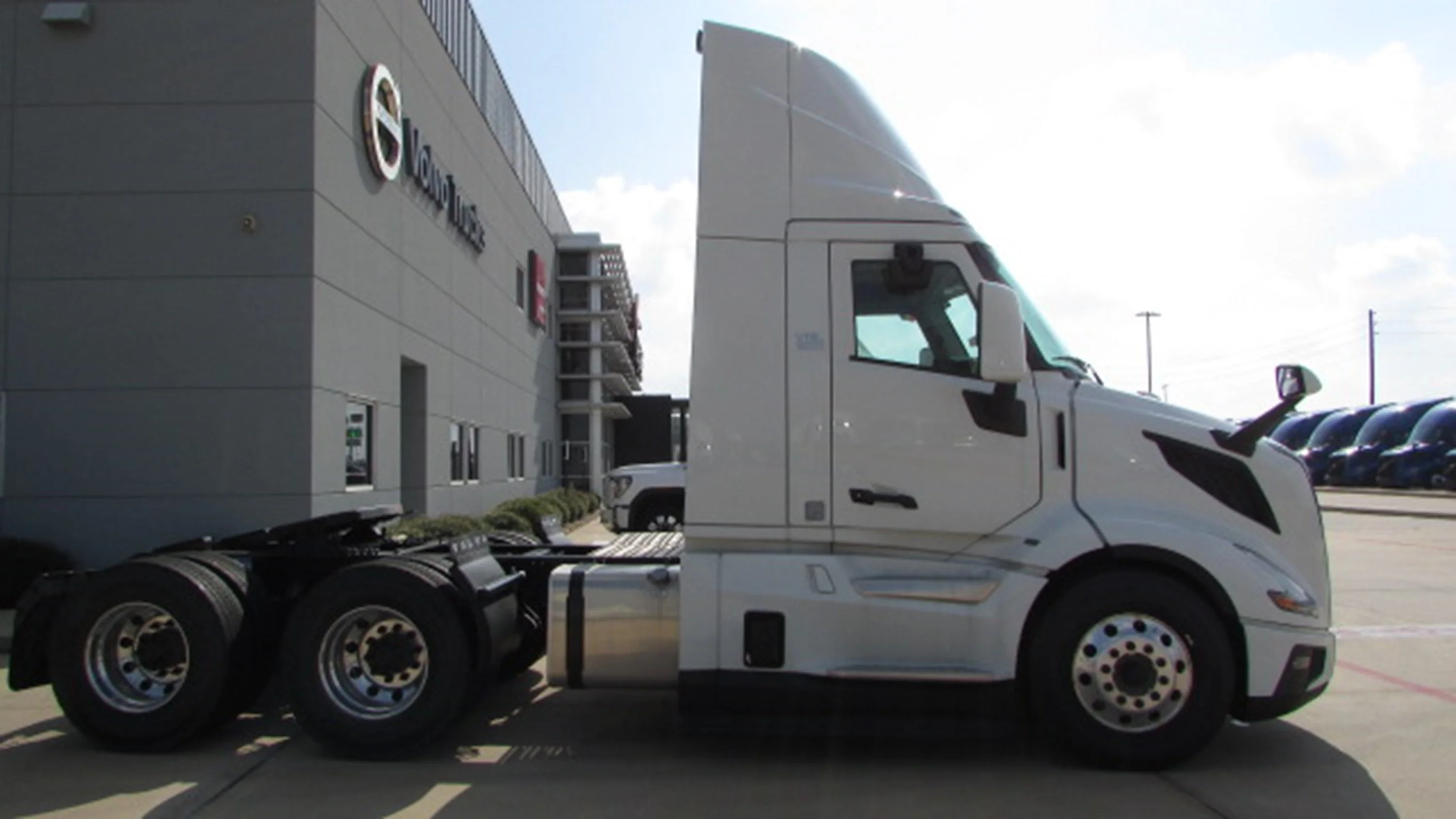 2027 Volvo VNL 300 in Houston, TX — photo 3