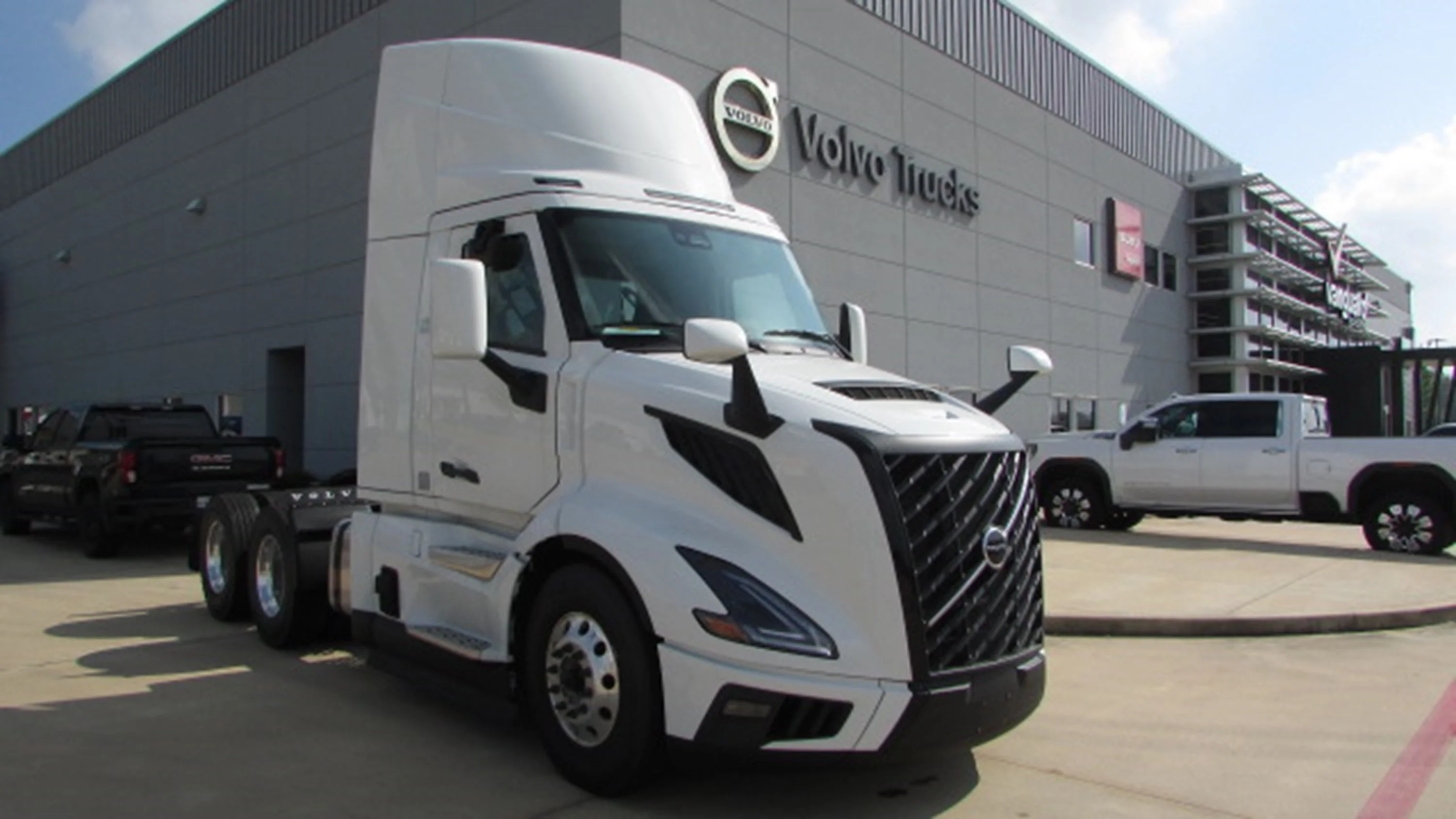 2027 Volvo VNL 300 in Houston, TX — photo 2