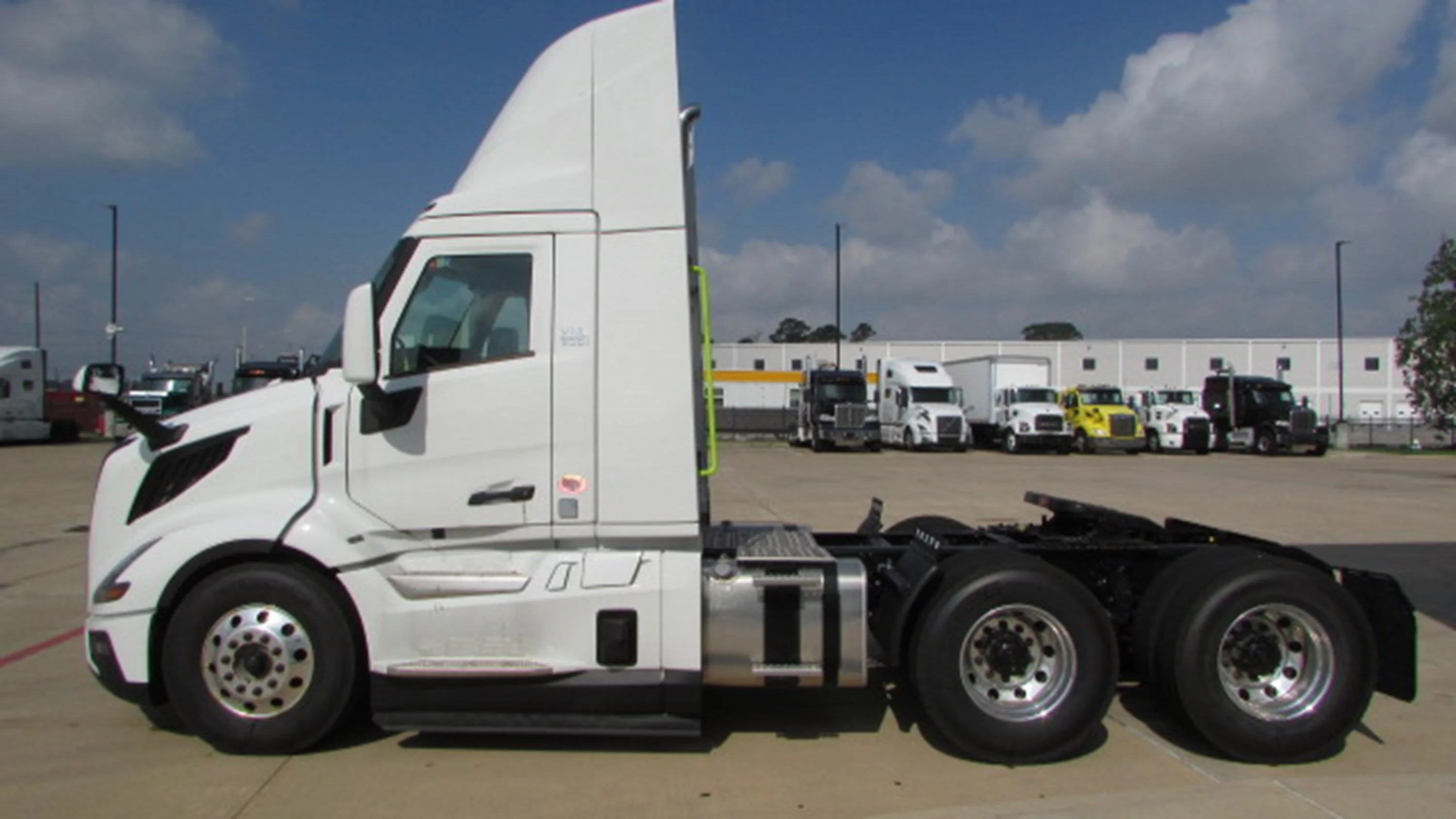 2027 Volvo VNL 300 in Houston, TX — photo 7