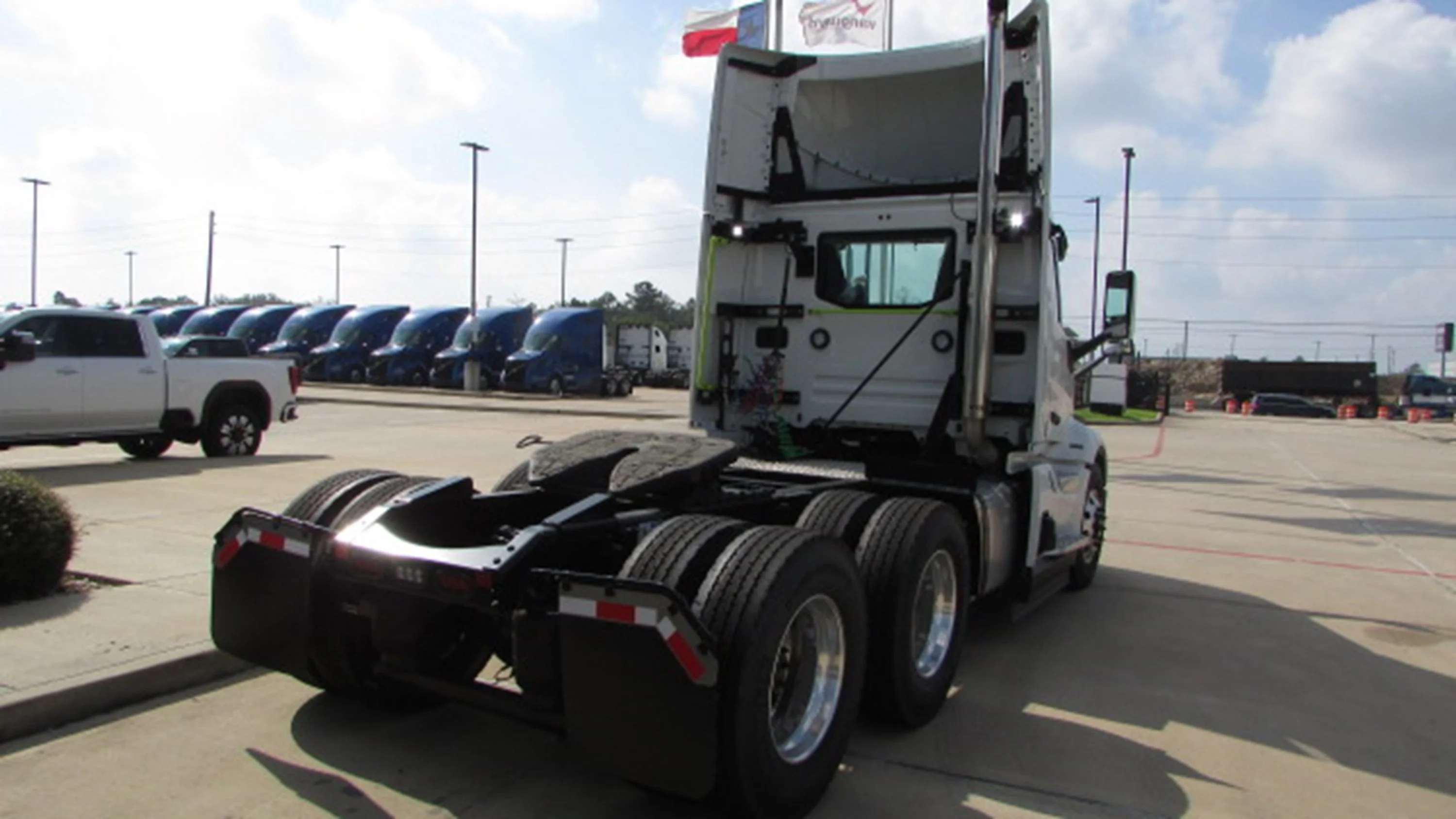 2027 Volvo VNL 300 in Houston, TX — photo 5