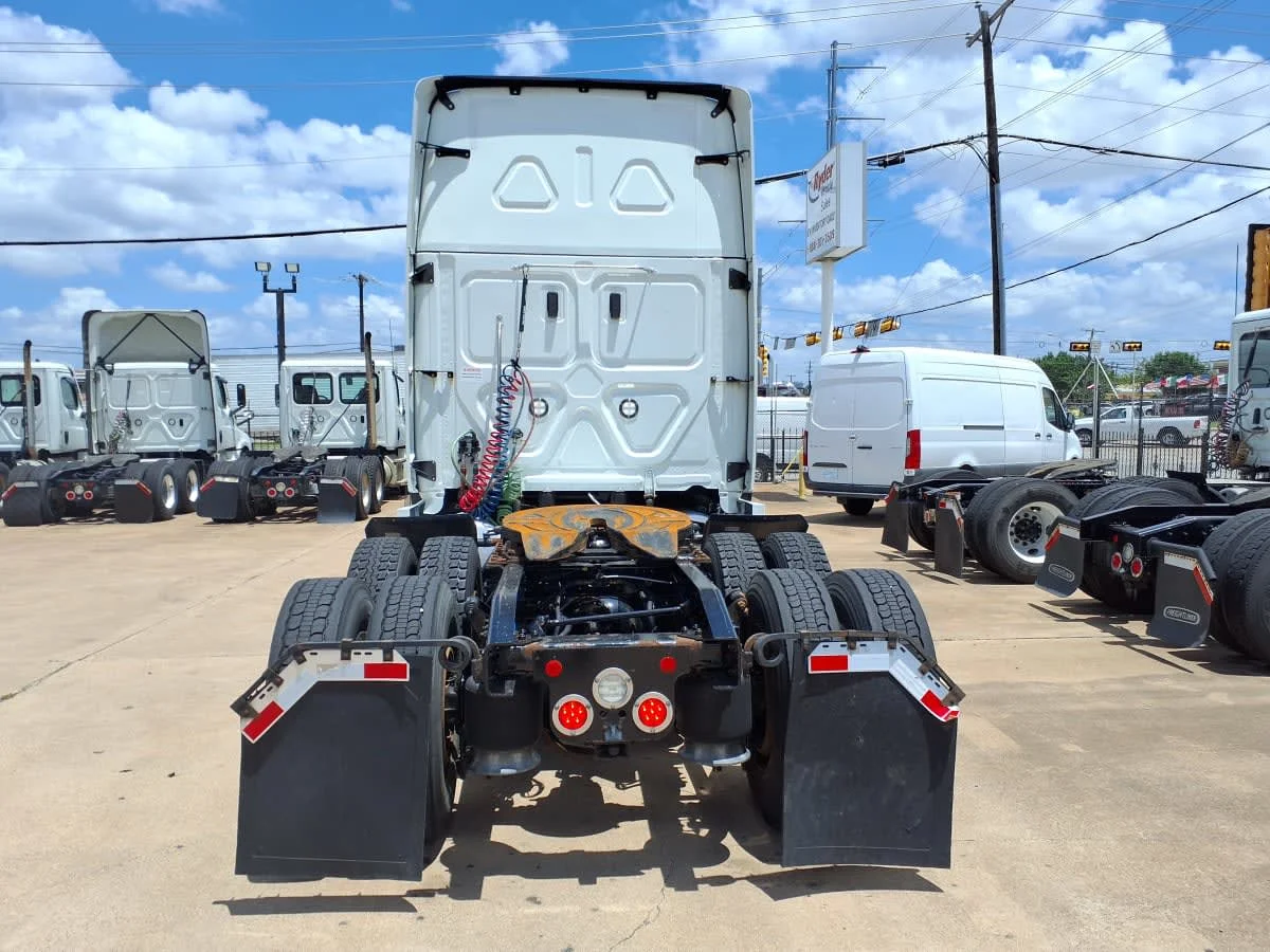 2021 Freightliner Cascadia in Dallas, TX — photo 5