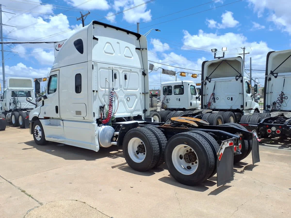 2021 Freightliner Cascadia in Dallas, TX — photo 6