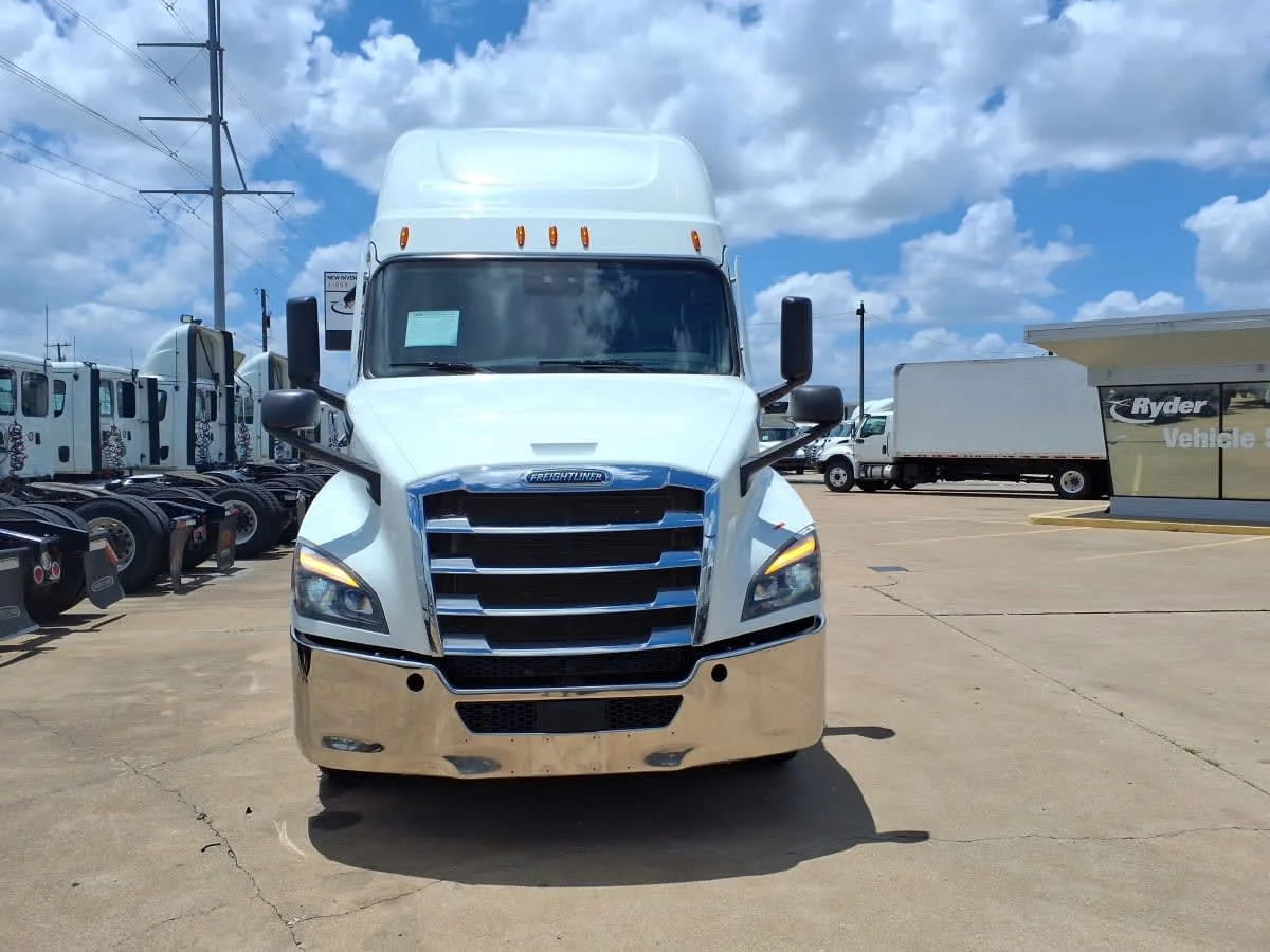 2021 Freightliner Cascadia in Dallas, TX — photo 2