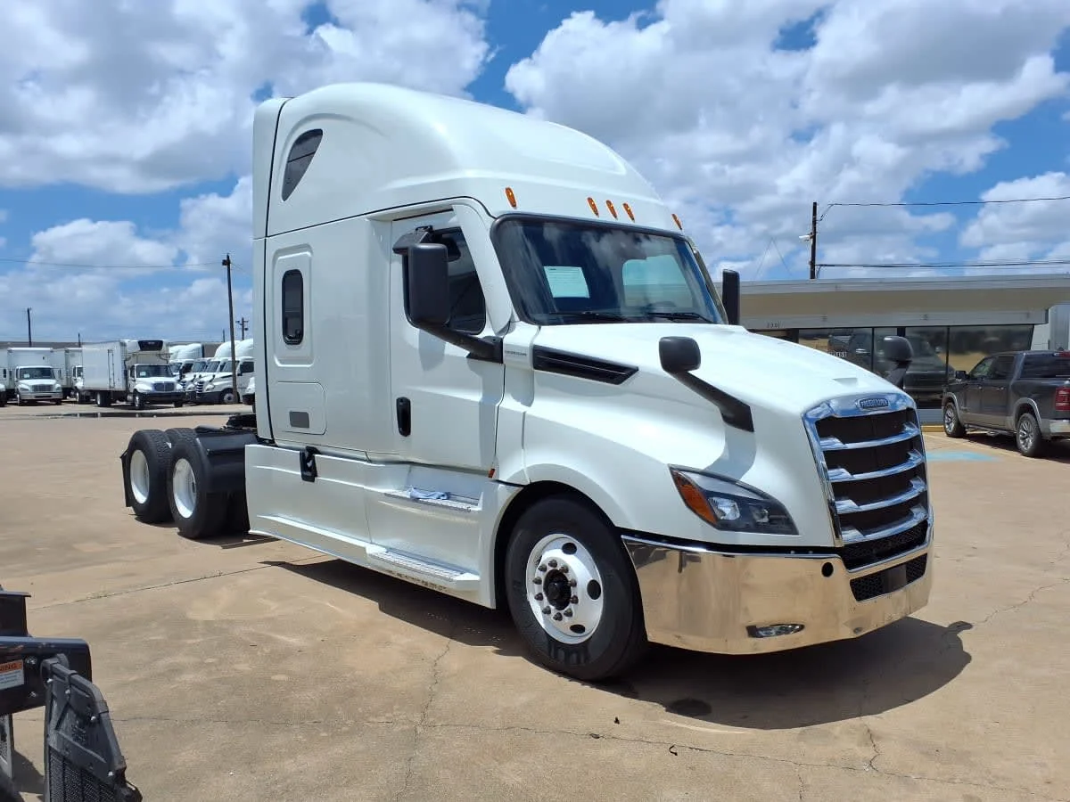 2021 Freightliner Cascadia in Dallas, TX — photo 3