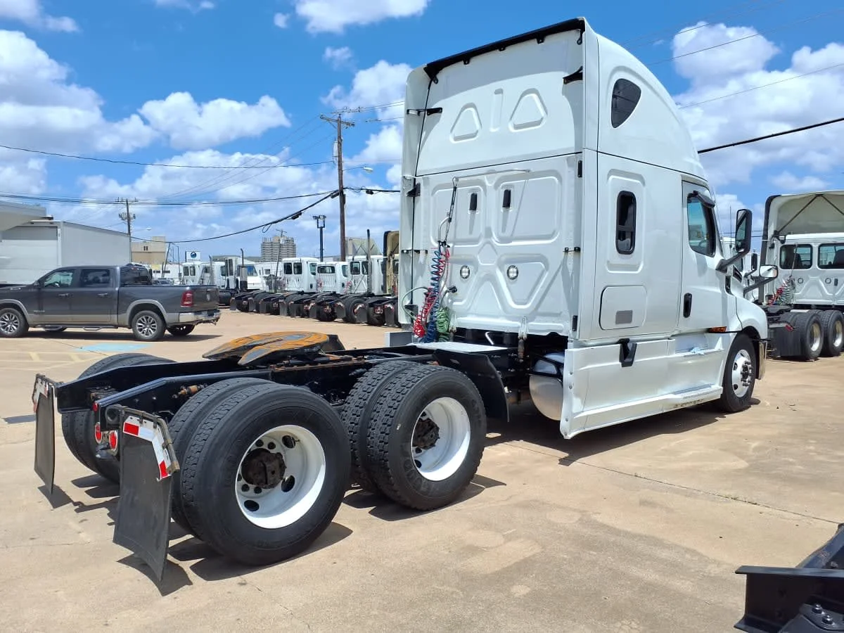 2021 Freightliner Cascadia in Dallas, TX — photo 4