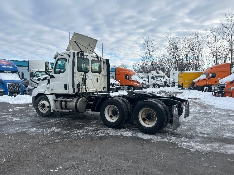 2020 Freightliner Cascadia - image 5