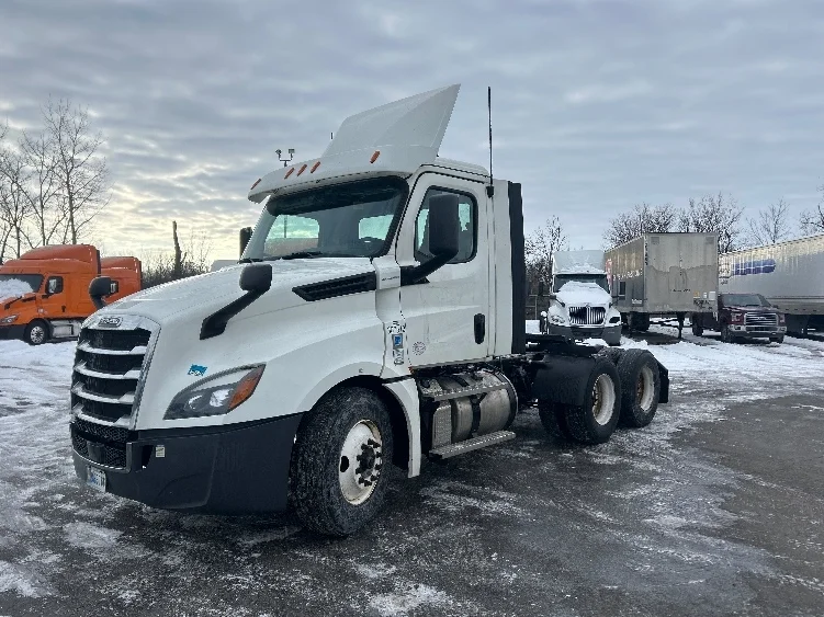 2020 Freightliner Cascadia - image 3
